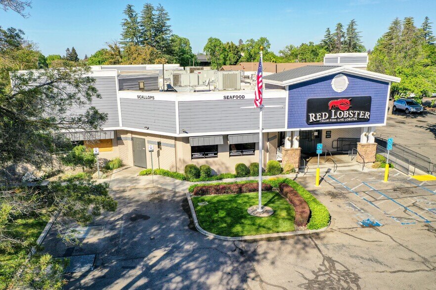 The image displays an aerial view of a Red Lobster restaurant